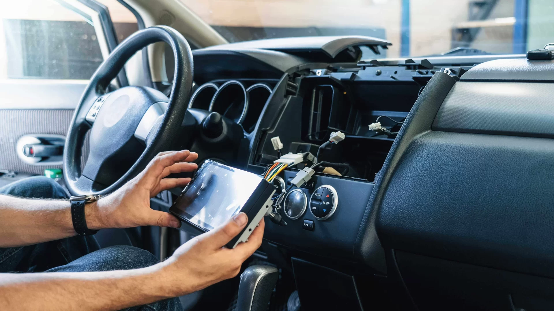 خدمة فحص وتشخيص السيارات بالكمبيوتر