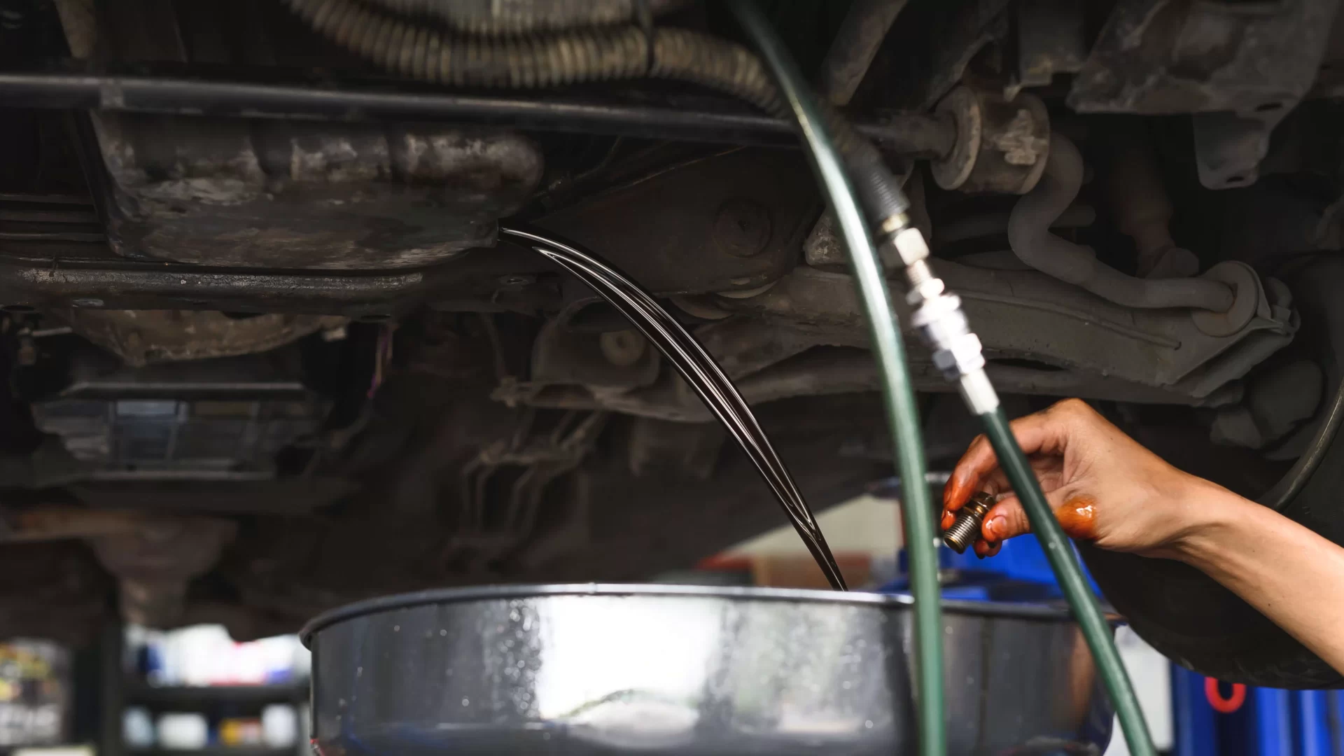 замена масла в коробке передач автомобиля