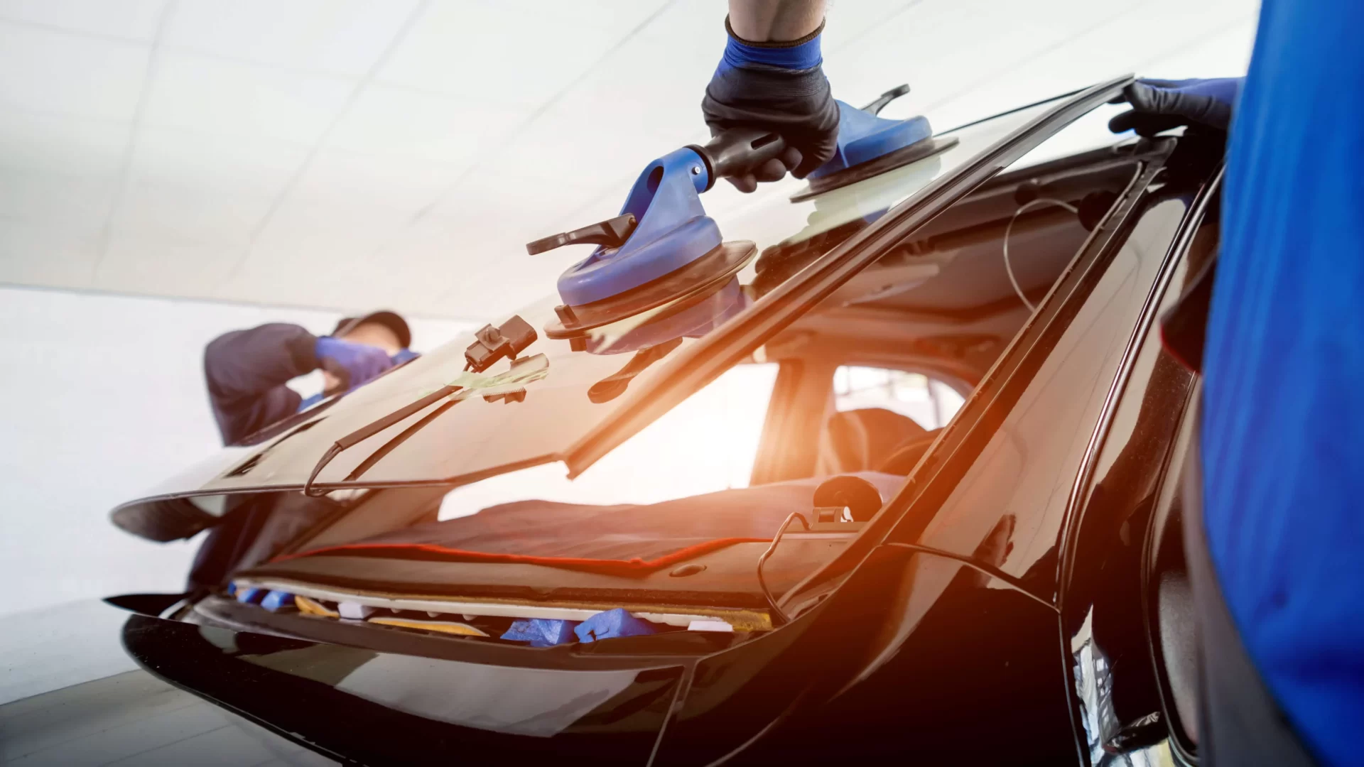 استبدال وإصلاح الزجاج الأمامي للسيارة