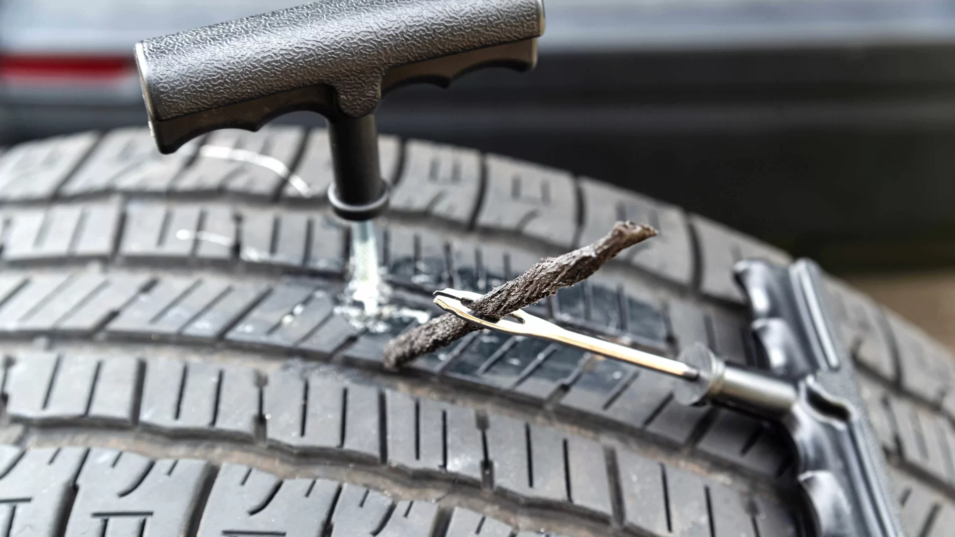 إصلاح ثقب إطارات السيارة