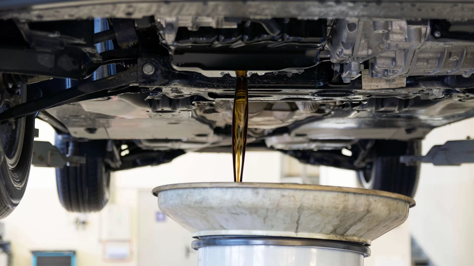 خدمة تغيير زيت محرك السيارة