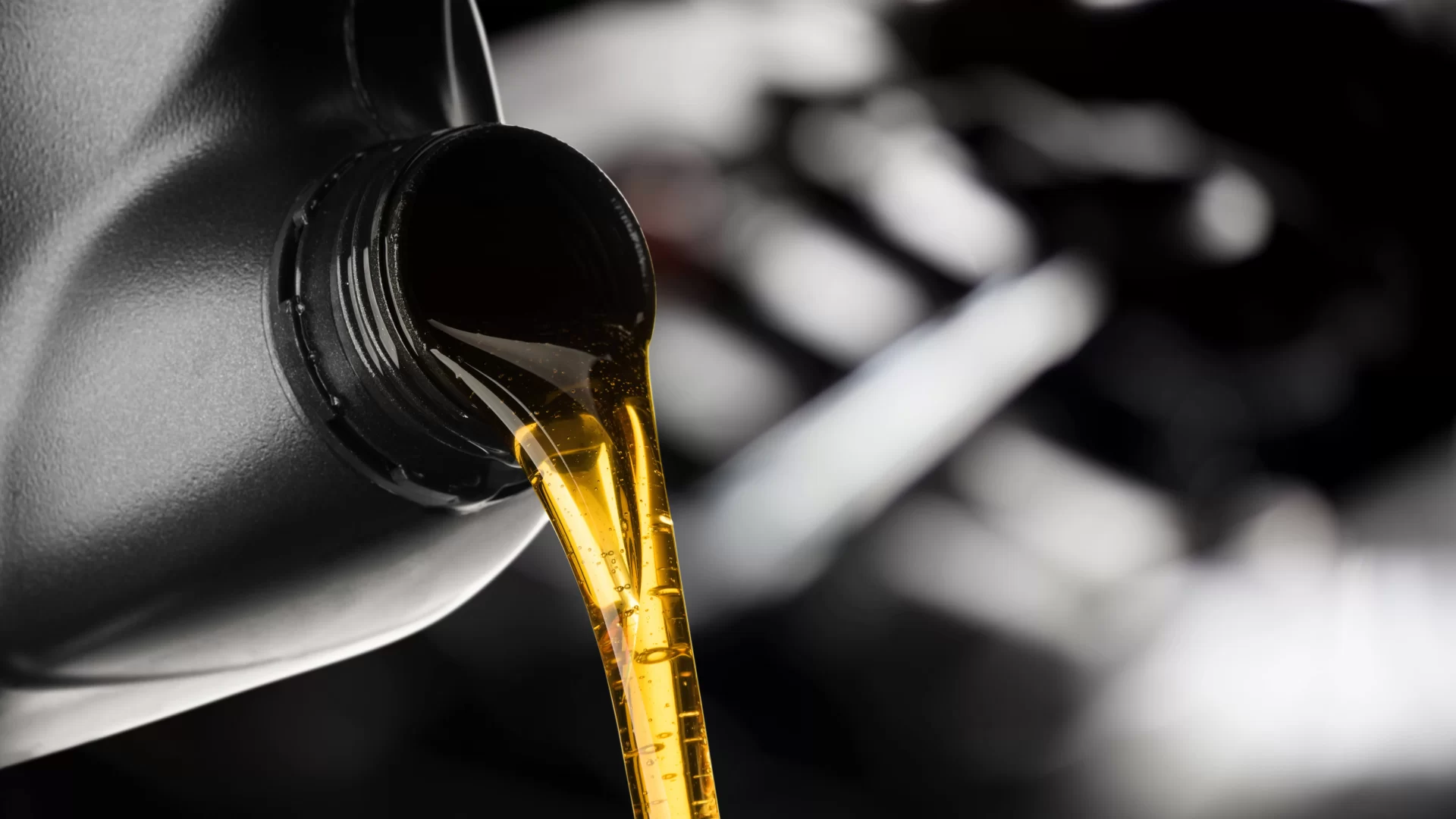 خدمة تغيير زيت محرك السيارة