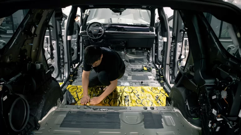 عازل للصوت في السيارة