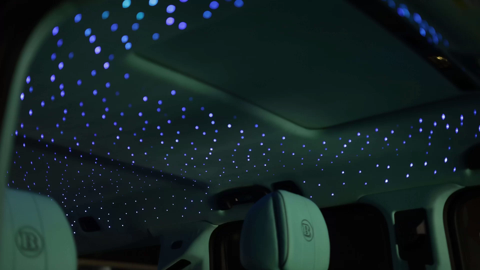 تركيب سيارة ذات سقف نجمي