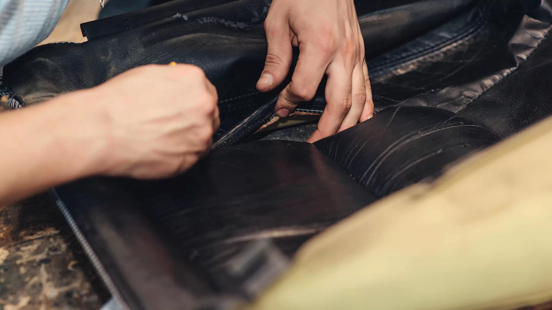 إصلاح تمزق جلد السيارة الممزق 6