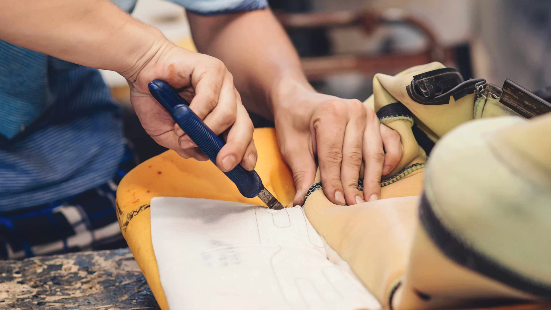 إصلاح تمزق جلد السيارة الممزق 5