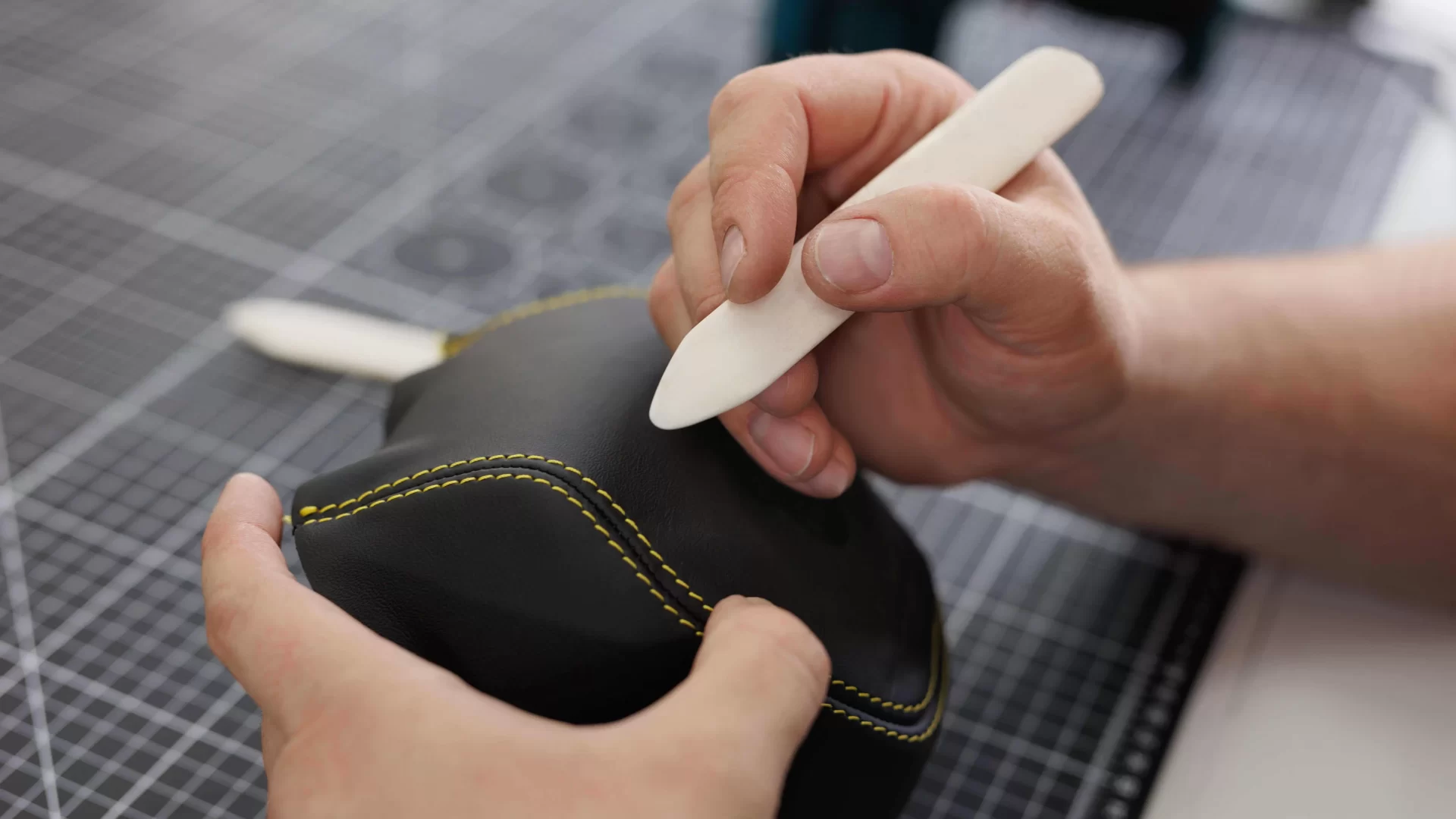 إصلاح تمزق الجلد في السيارة