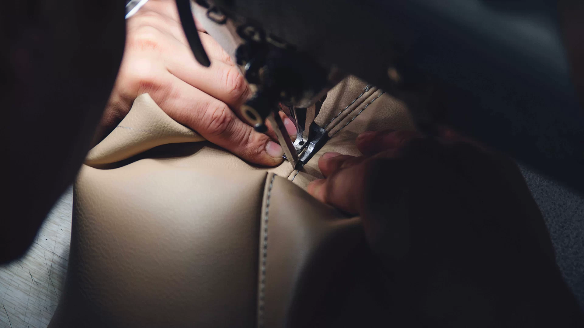 إصلاح تمزق جلد السيارة