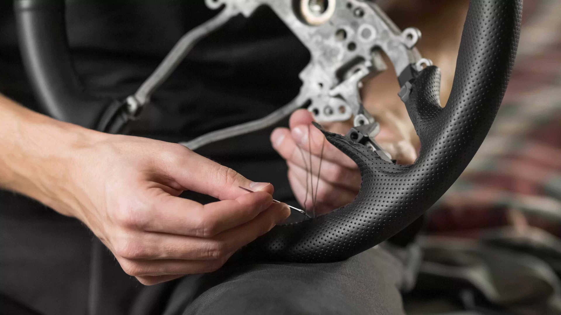 إصلاح عجلة القيادة الجلدية للسيارة 7