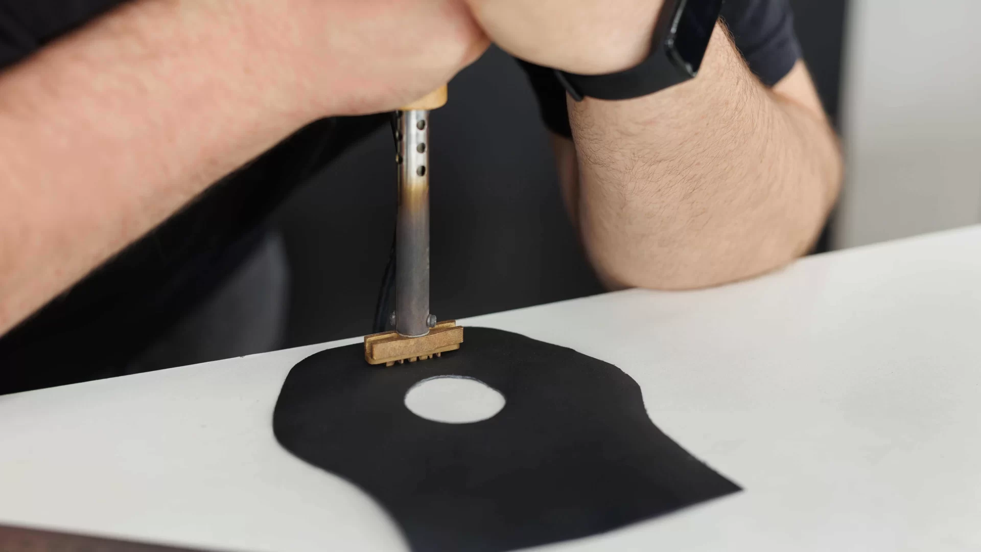 إصلاح عجلة القيادة الجلدية للسيارة