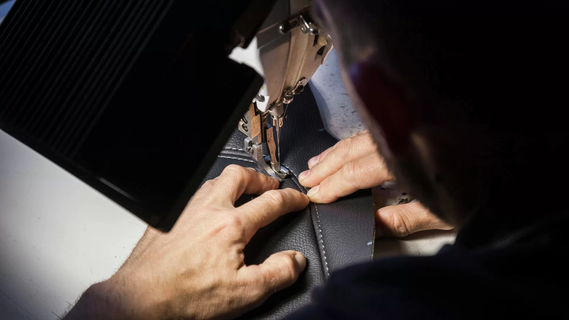 إصلاح مقاعد السيارة الجلدية