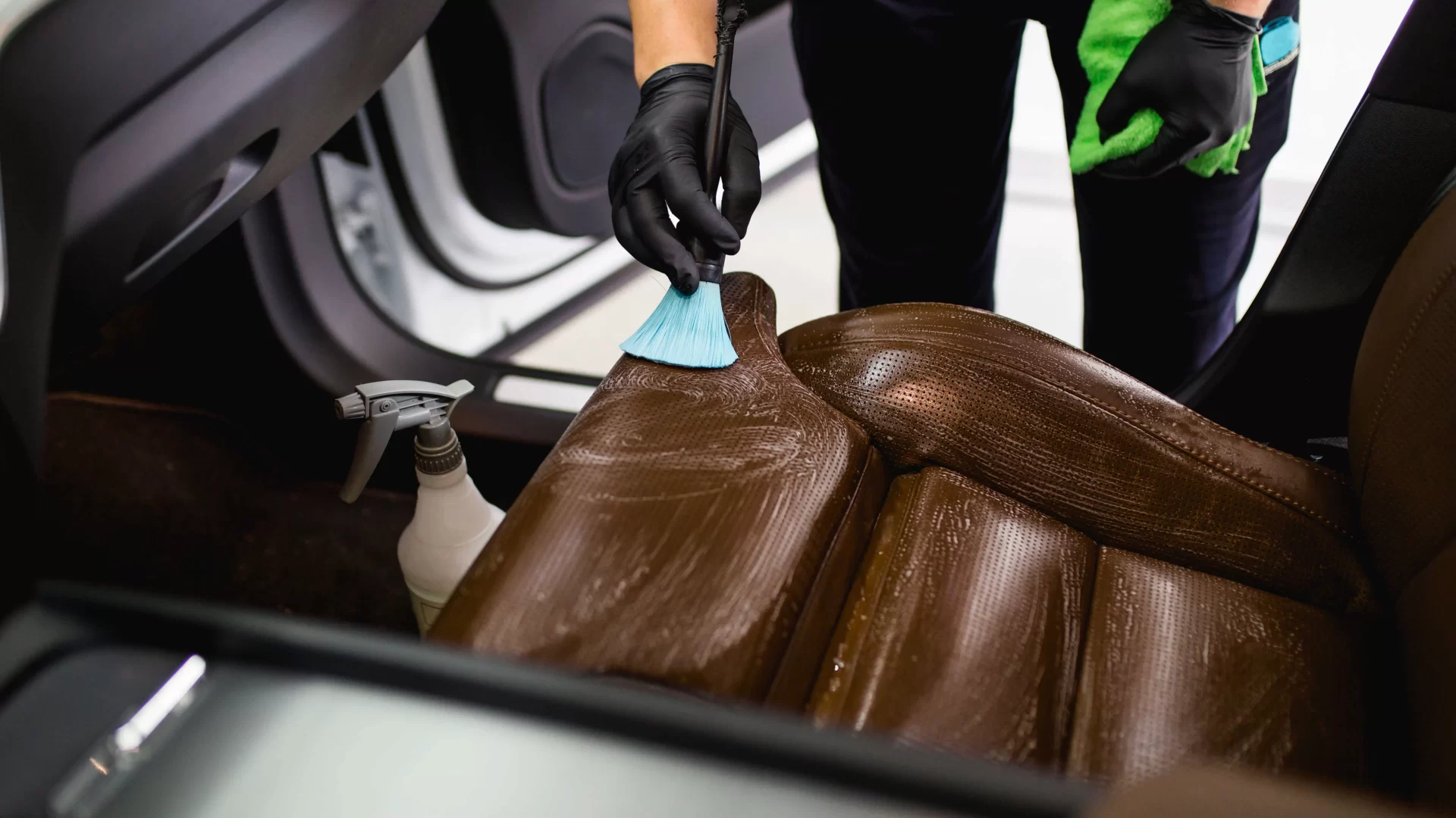 إصلاح خدوش مقاعد السيارة الجلدية