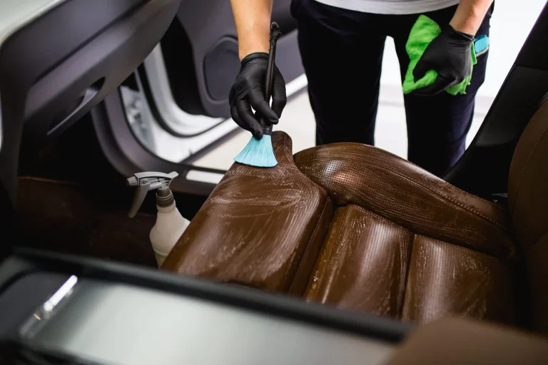 Ремонт царапин на кожаном сиденье автомобиля 2