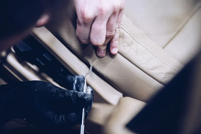 Ремонт царапин на кожаном сиденье автомобиля 4