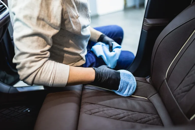 Ремонт царапин на кожаном сиденье автомобиля