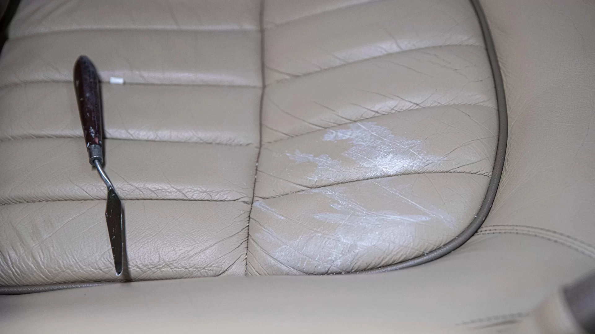 إصلاح حرق السجائر في داخل السيارة 6