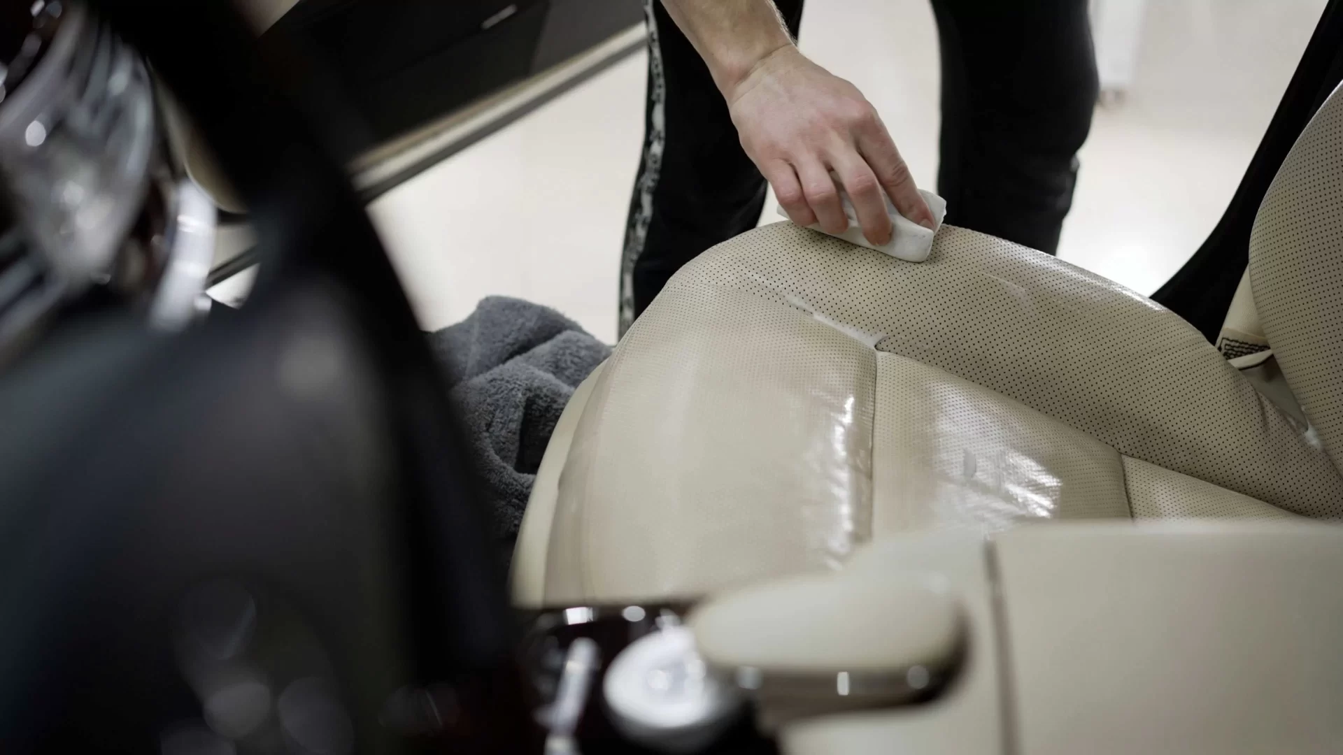 إصلاح حرق السجائر في داخل السيارة 5