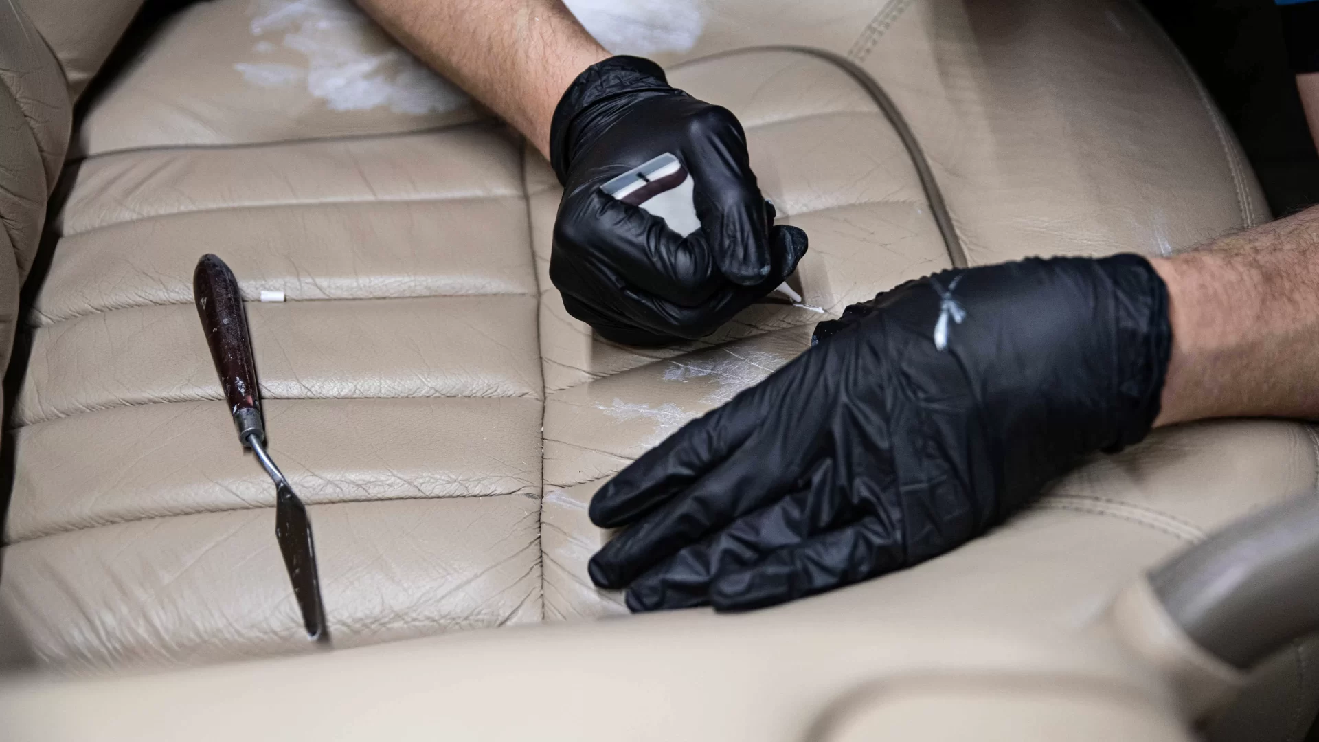 إصلاح حرق السجائر في داخل السيارة 3