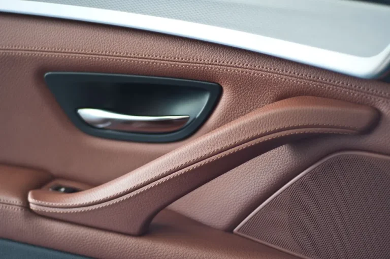 Ремонт автомобильных дверей из кожи