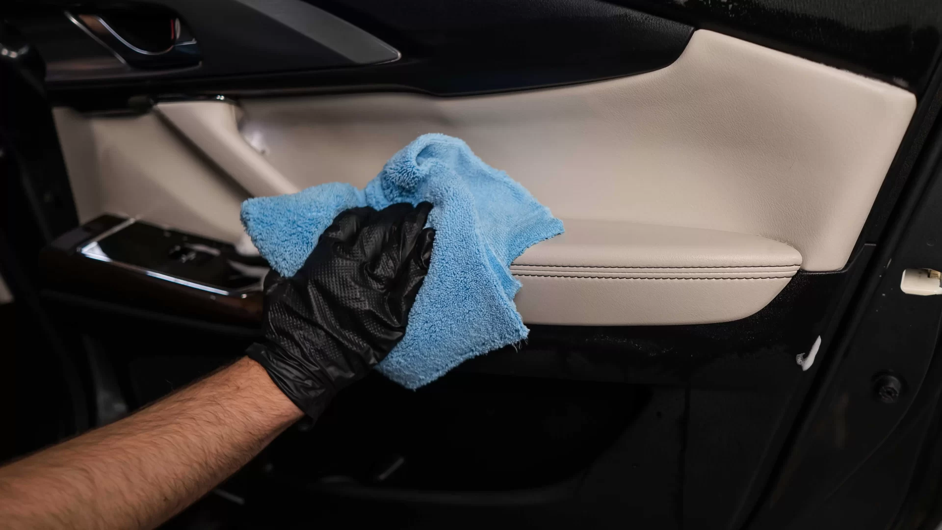 إصلاح جلود أبواب السيارات 2