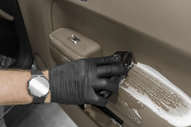 Ремонт автомобильных дверей из кожи 6