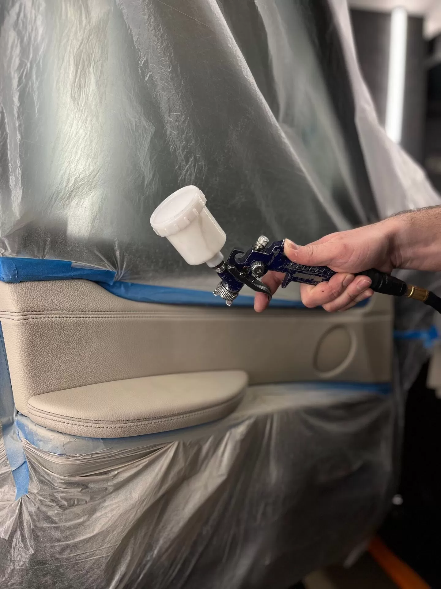 إصلاح المفروشات الجلدية للسيارات 4