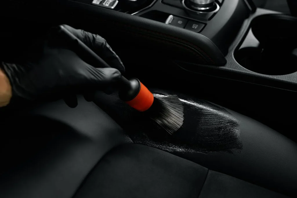 إصلاح المفروشات الجلدية للسيارة 3