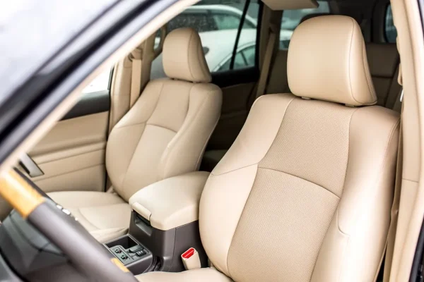 أنواع خدمات التنجيد والإصلاح الداخلي للسيارات