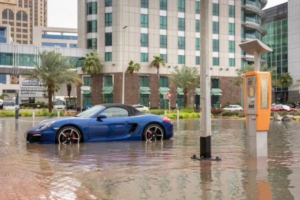 Восстановление поврежденных в результате наводнения автомобилей в Дубае