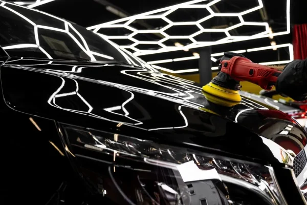 كيفية الاختيار بين تلميع السيارة والشمع