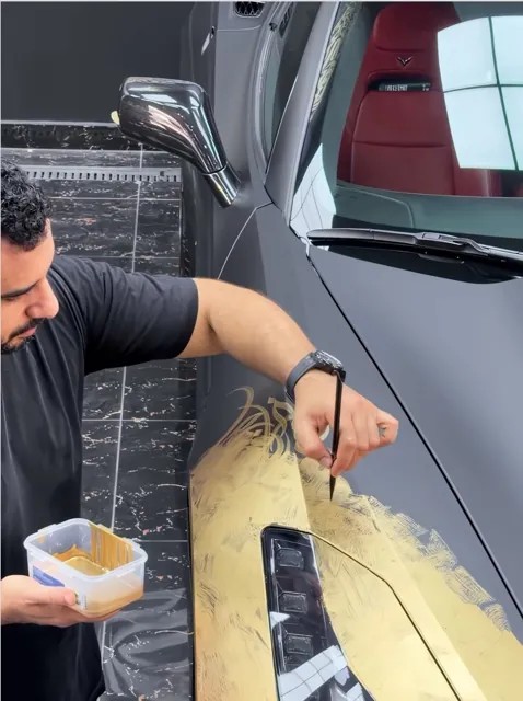 ضياء علام يرسم الخط يدوياً مباشرة على فيلم الحماية الأسود